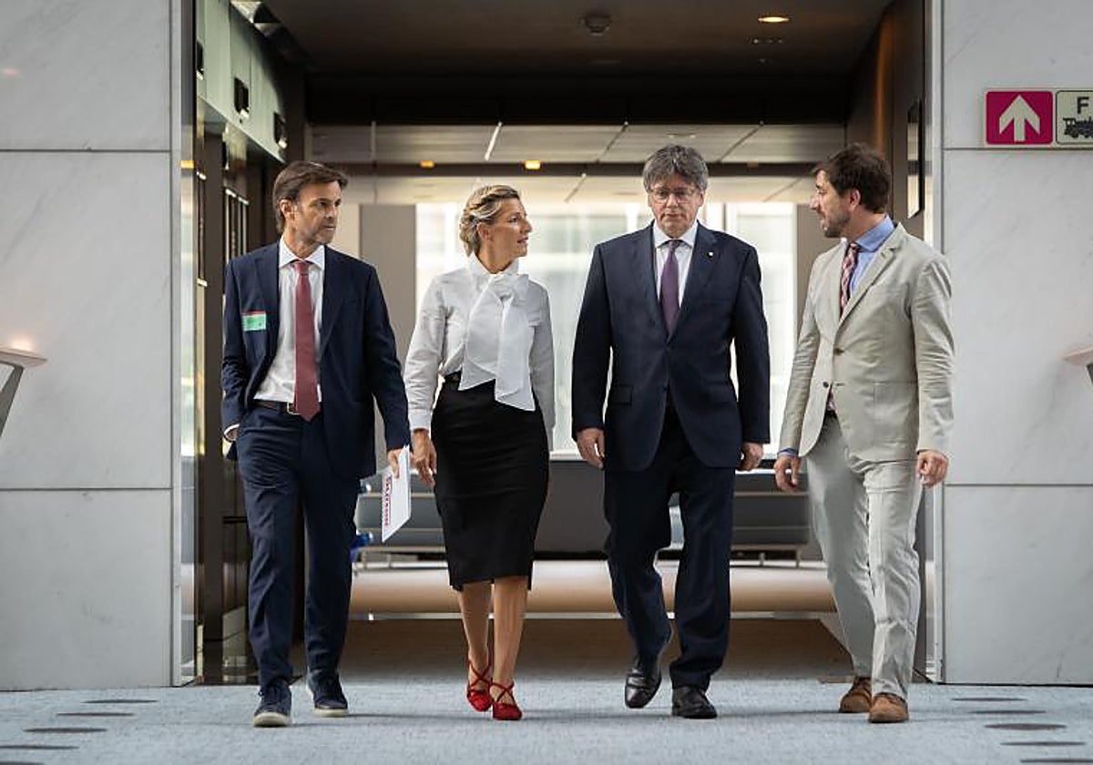 La viceministra segunda del Gobierno y el expresidente catalán fugado de la Justicia española, Carles Puigdemont (cento), en Bruselas