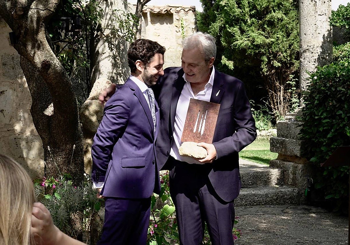 El presidente de la Fundación Godofredo Garabito, Guilllermo Garabito, entrega el Ciprés de Honor al cantante David Summers