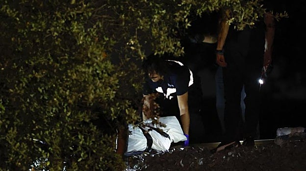 Efectivos de emergencias durante el levantamiento del cadáver de una de las víctimas de Montmeló (Barcelona)