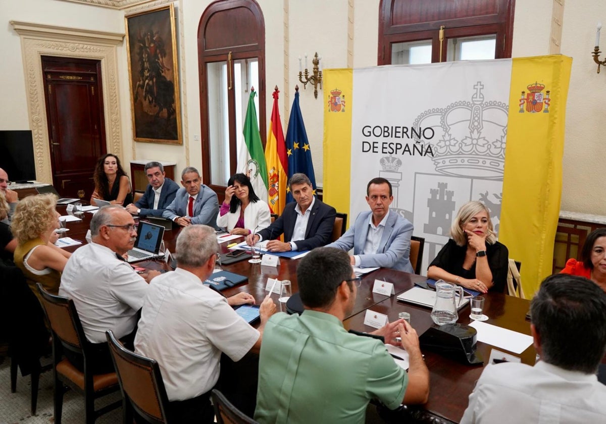 Un momento de la reunión en Granada entre el delegado del Gobierno en Andalucía y sus ocho subdelegados