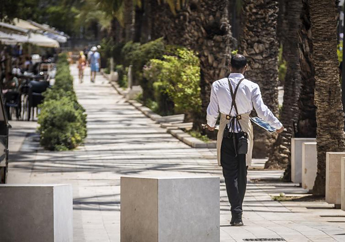 Imagen de archivo de un camarero en un restaurante