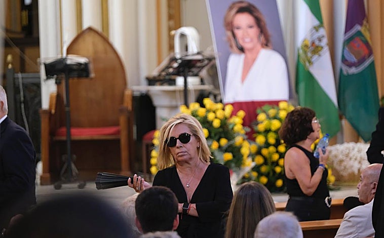 Imagen principal - Carmen Borrego; Terelu, durante su discurso; y la cantante Diana Navarro