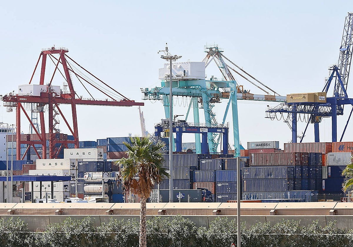 Imagen de archivo de grúas y contenedores en el puerto de Valencia