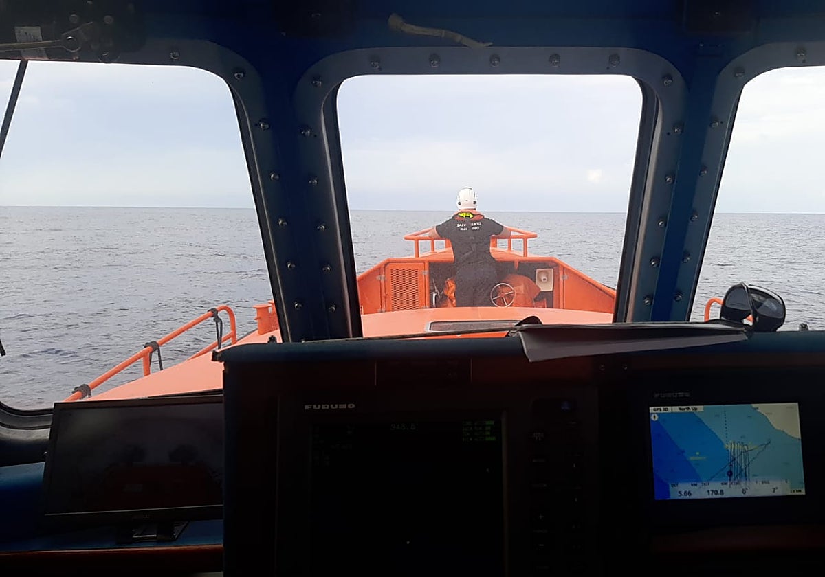 Imagen de efectivos de Salvamento Marítimo durante la búsqueda de la cocinera desaparecida de un barco del CSIC