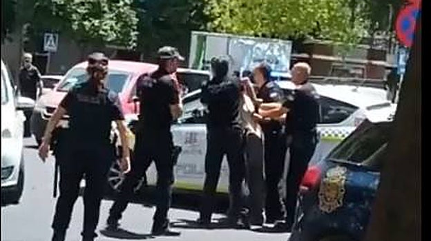 Momento de la detención del vecino de 78 años acusado de un delito de asesinato intentado en 2022