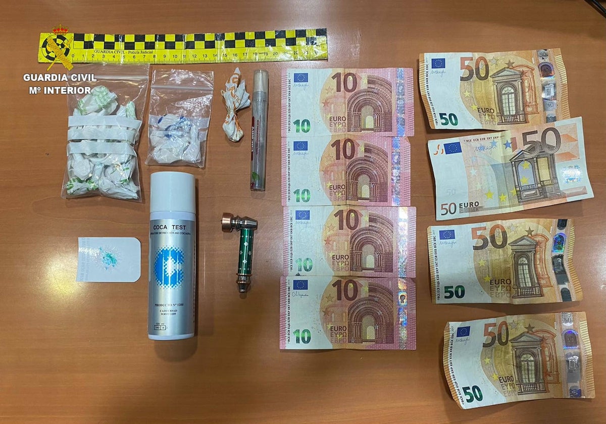 Imagen de la droga y el dinero decomisados por la Guardia Civil en la localidad de Canals