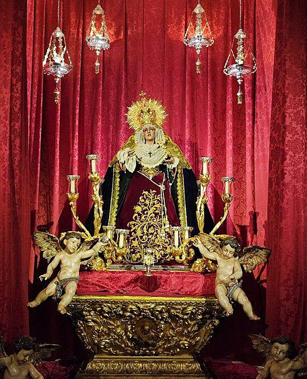 Altar de la Virgen de los Desamparados en la parroquia de Santiago
