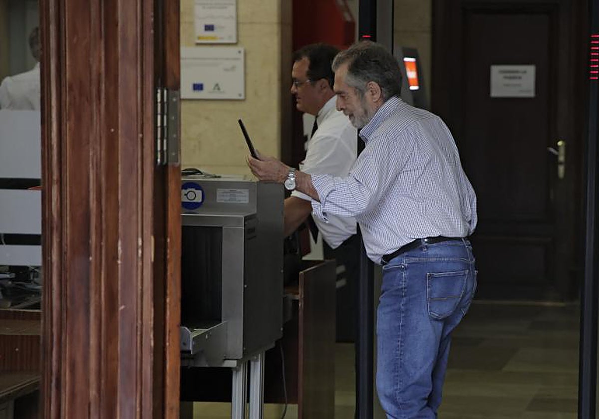 El exdelegado de Empleo en Sevilla Antonio Rivas, este lunes entrando en la Audiencia de Sevilla