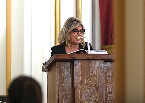 Imagen secundaria 1 - Carmen Borrego; Terelu, durante su discurso; y la cantante Diana Navarro