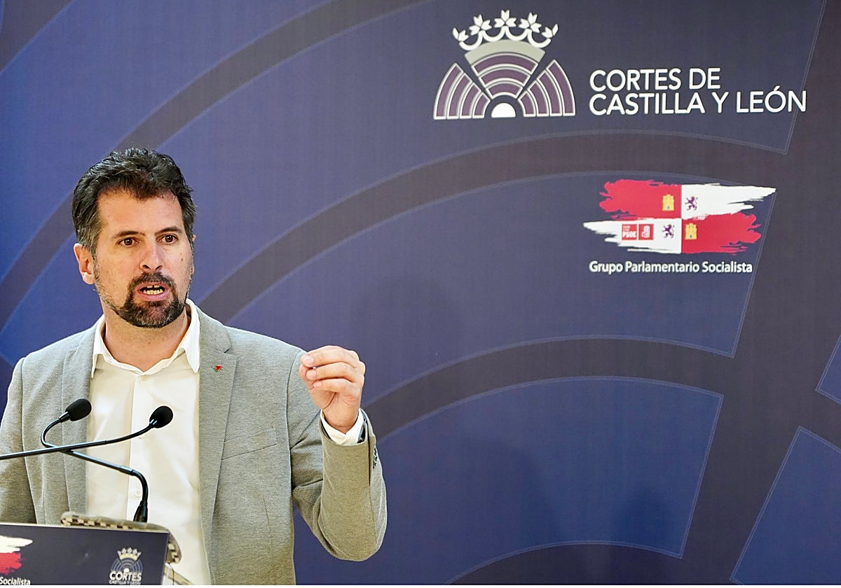 El portavoz del Grupo Socialista en las Cortes de Castilla y León, Luis Tudanca, durante la rueda de prensa