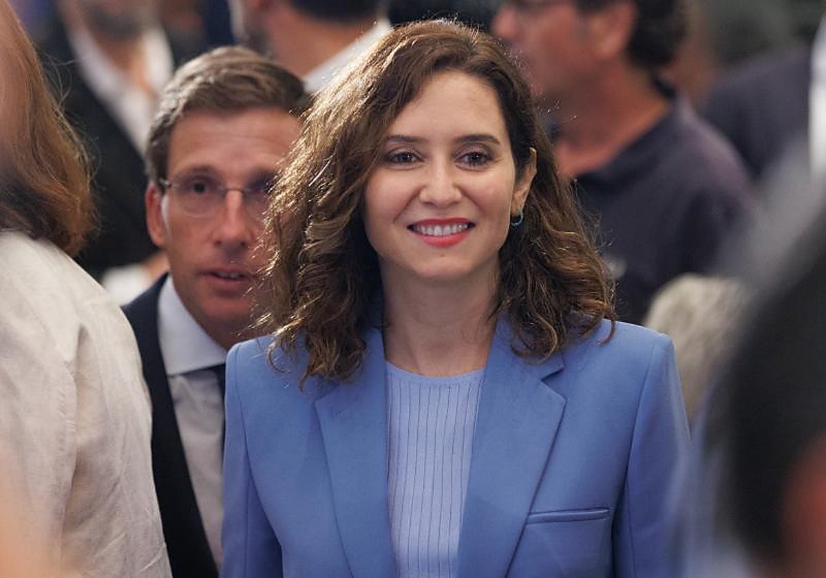 Ayuso presenta un desayuno informativo protagonizado por el presidente de la Cámara Oficial de Comercio de Madrid