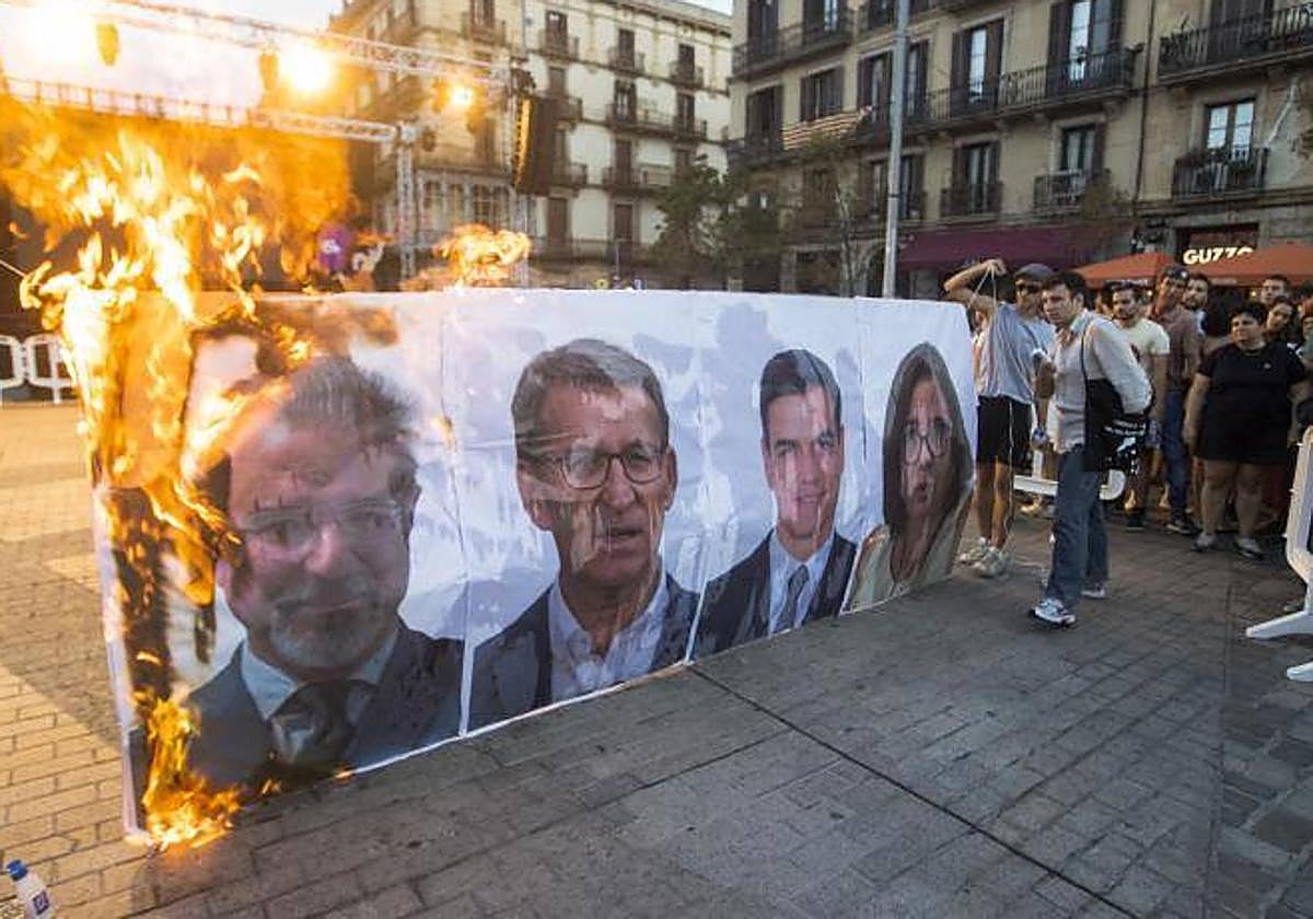 Los carteles en el momento de su quema