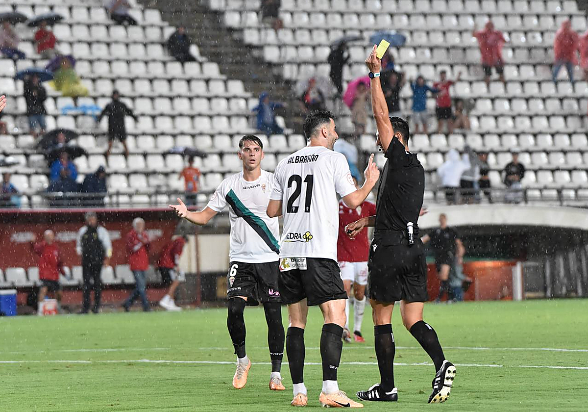 Albarrán ve la tarjeta amarilla ante el Real Murcia ante la sorpresa de Álex Sala