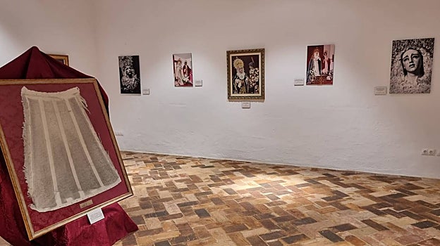 Fotos y enseres que forman parte de la exposición de aniversario de Desamparados