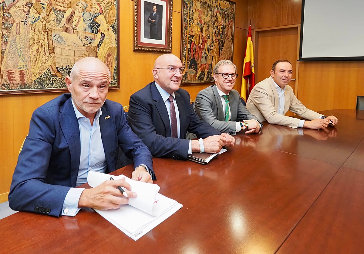 El presidente de la Cámara de Comercio de Valladolid, Víctor Caramazana; el alcalde de la ciudad, Jesús Julio Carnero: el consejero de Empleo, Comercio e Industria, Mariano Veganzones, y el vicepresidente de la Diputación de Valladolid, Víctor Alonso