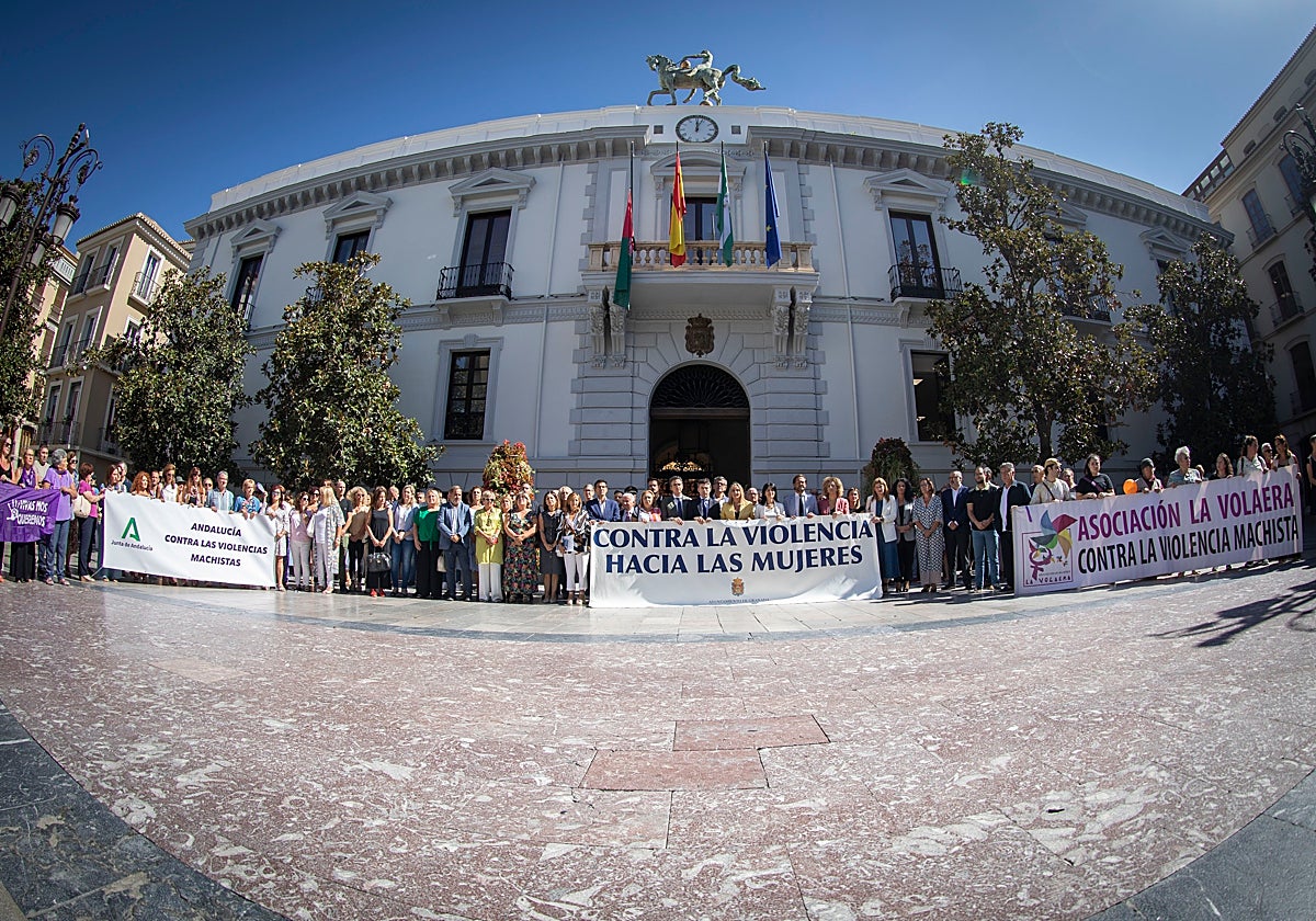 Minuto de silencio en memoria de la fallecida frente al Ayuntamiento de Granada