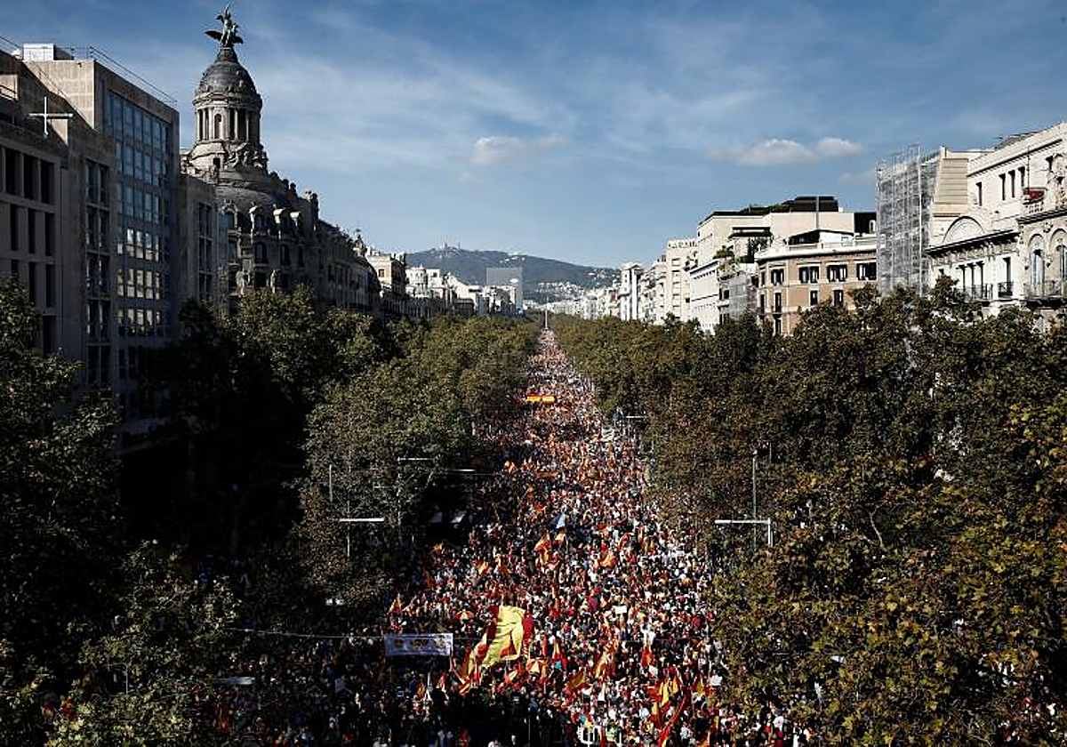 Aspecto del centro de Barcelona, el 27 de octubre de 2019, con miles de manifestantes pidiendo el fin del 'procés' convocados por Societat Civil Catalana