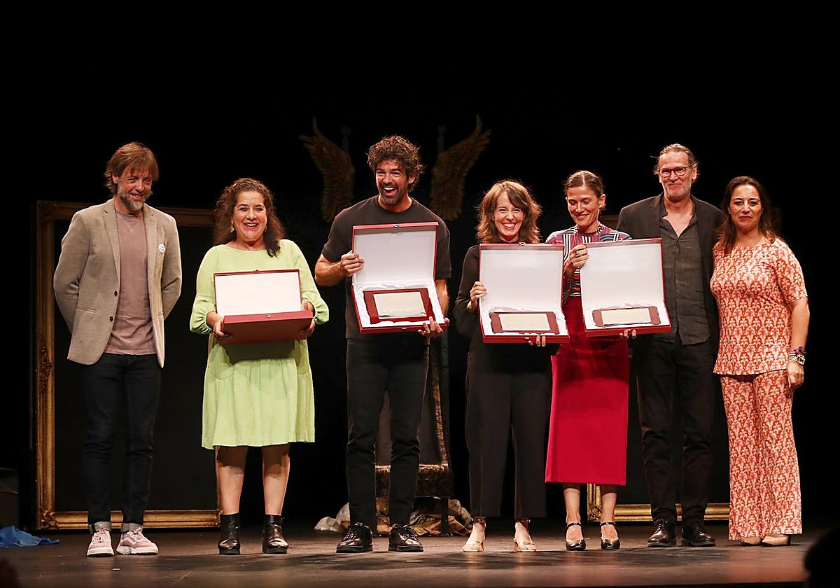 Foto de familia de los premiados en el inicio del Festival de Teatro Ciudad de Palencia