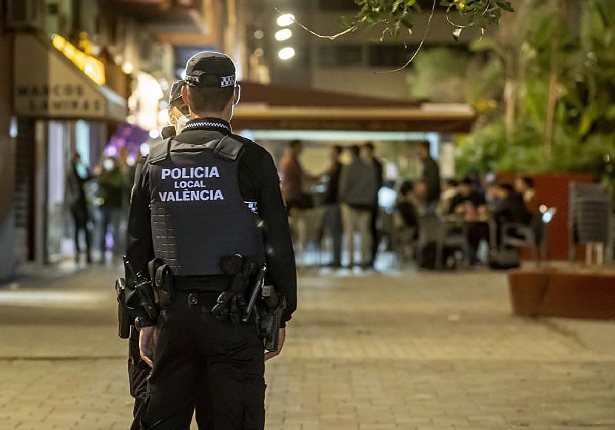 Imagen de archivo de dos agentes de la Policía Local de Valencia