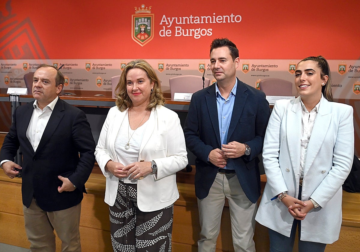 La alcaldesa de Burgos, acompañada d elos portavoces de Pp, Vox y PSOE este miércoles