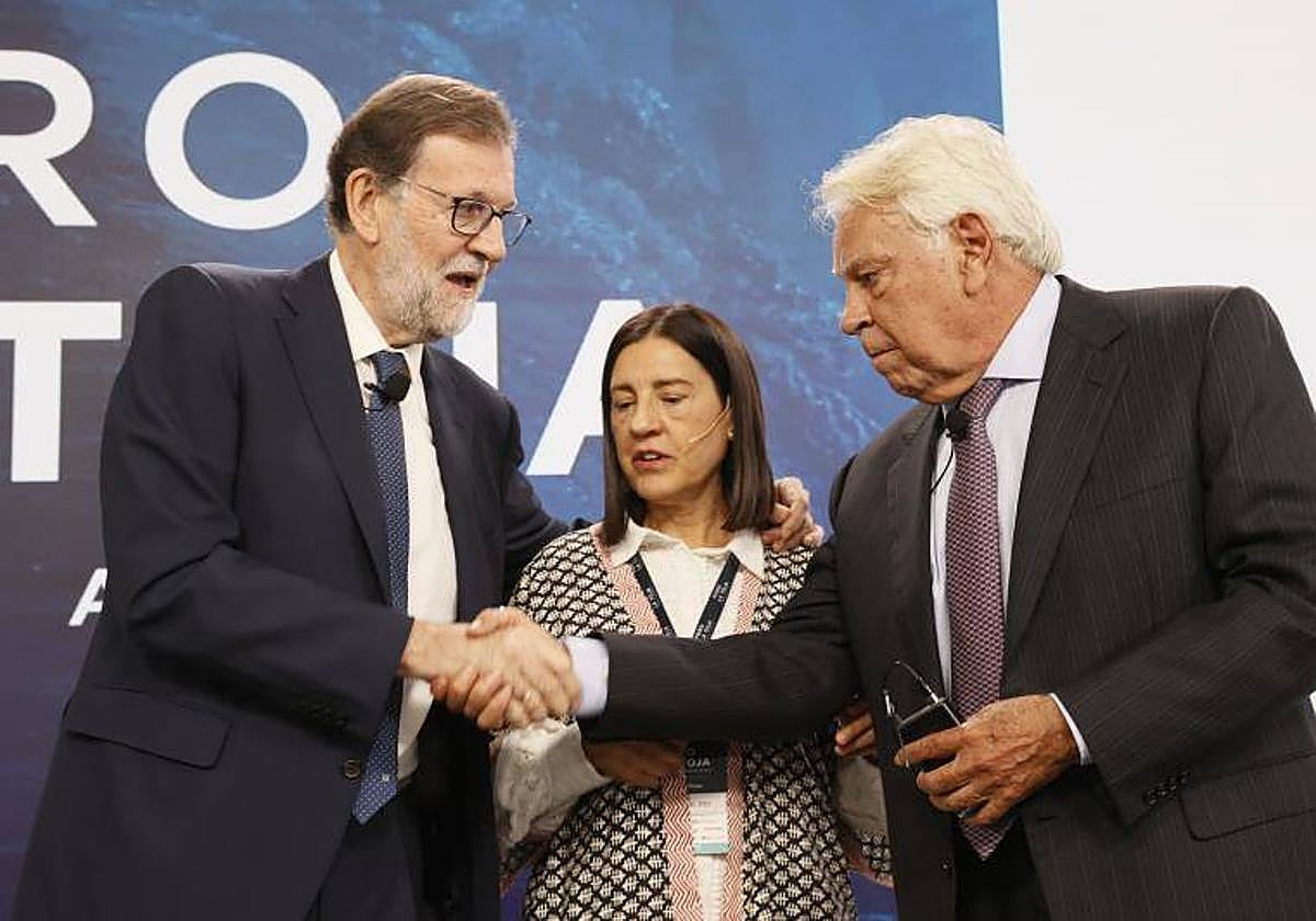 Los expresidentes Mariano Rajoy y Felipe González durante el Foro de la Toja 2022