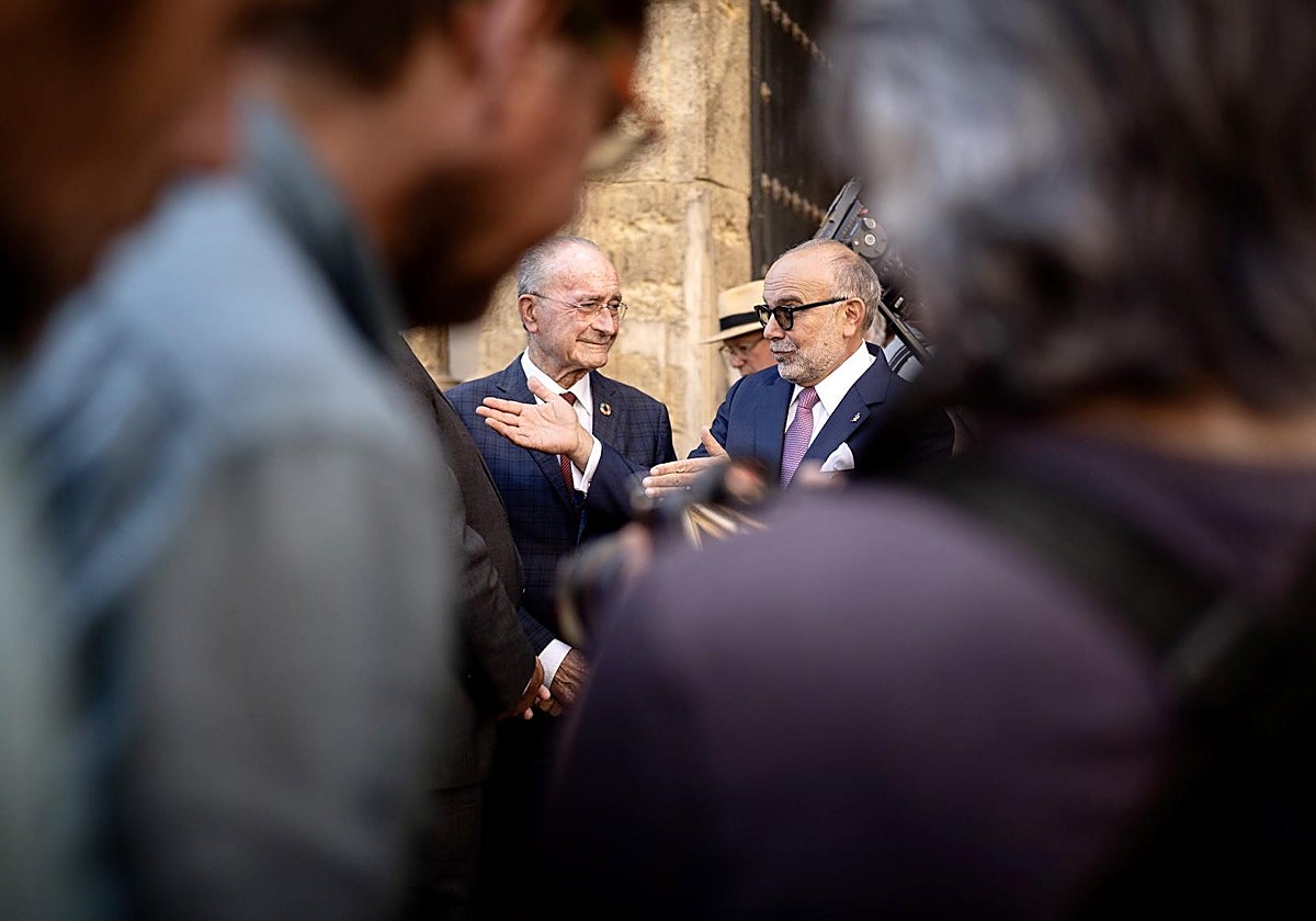 El alcalde de Málaga, Francisco de la Torre, charla con el CEO de la Academia Latina de Grabación, Manuel Abud, en la presentación de las actividades este miércoles en Sevilla