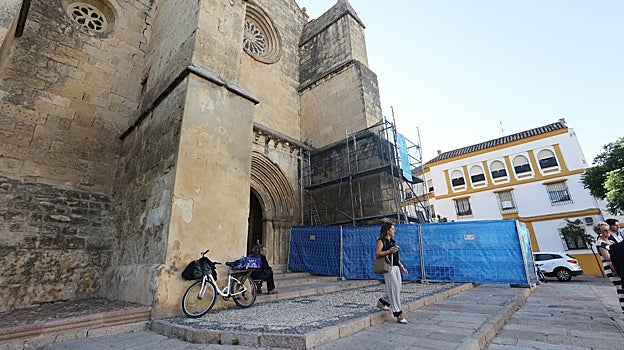 Mortero de cemento en uno de los contrafuertes, que ahora se retirará