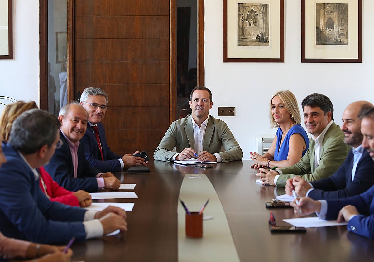 Un momento de la reunión en el Ayuntamiento con los empresarios toledanos