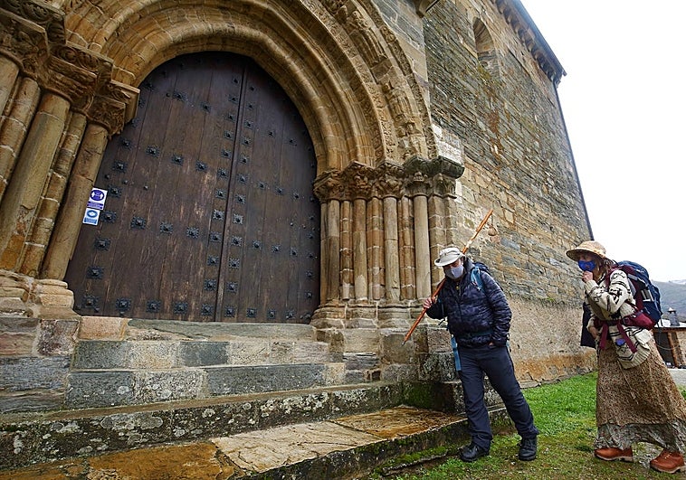 Peregrinos a su paso por Villafranca del Bierzo, que acogerá la próxima edición de la muestra Las Edades del Hombre, en una imagen de archivo