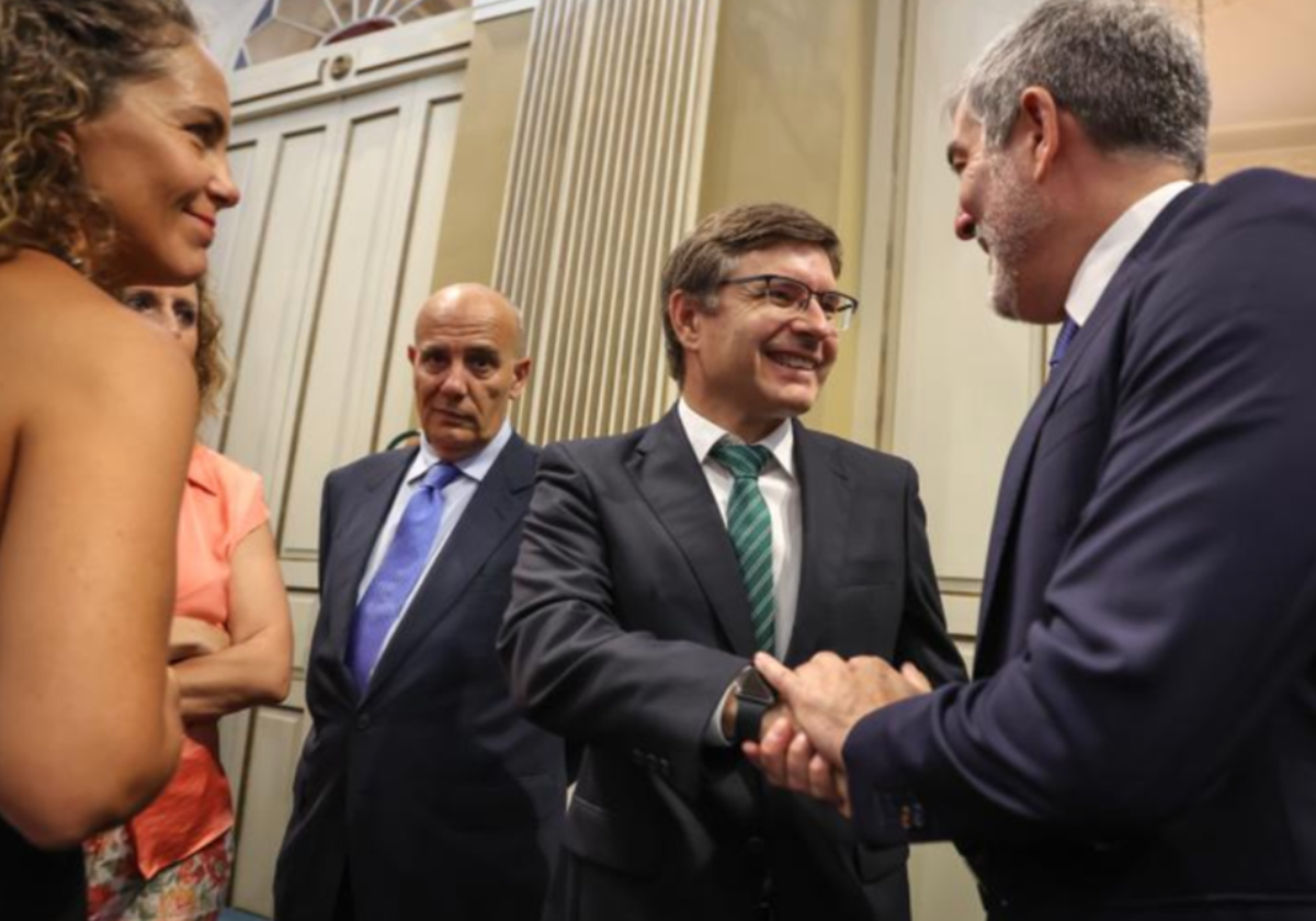 Nicasio Galván (Vox) y Fernando Clavijo (CC) se dan la mano en la sesión del debate de investidura