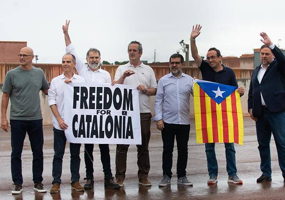 Jordi Cuixart y Jordi Sànchez, junto al resto de condenados por el 'procès', el día que salieron de la cárcel