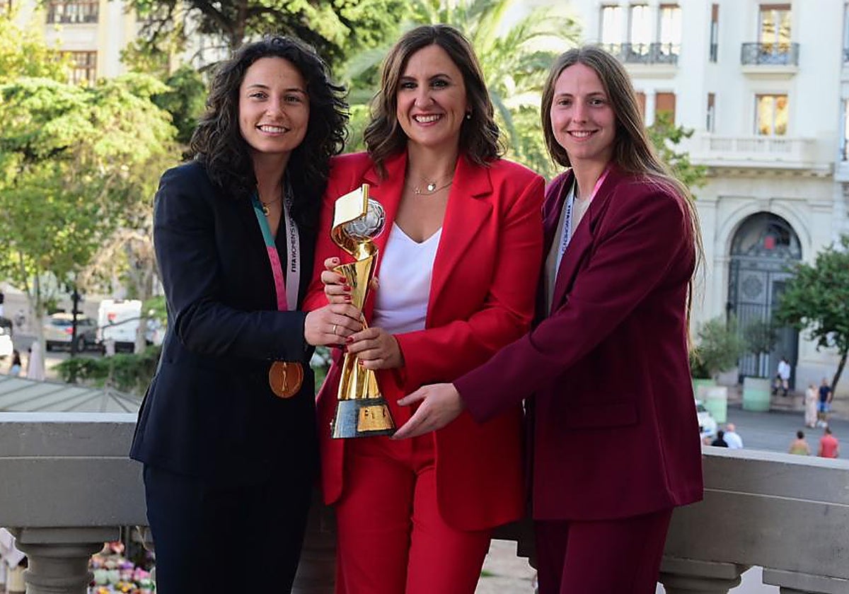 La alcaldesa de Valencia, María José Catalá, flanqueada por las campeonas del mundo Ivana Andrés y Enith Salón.