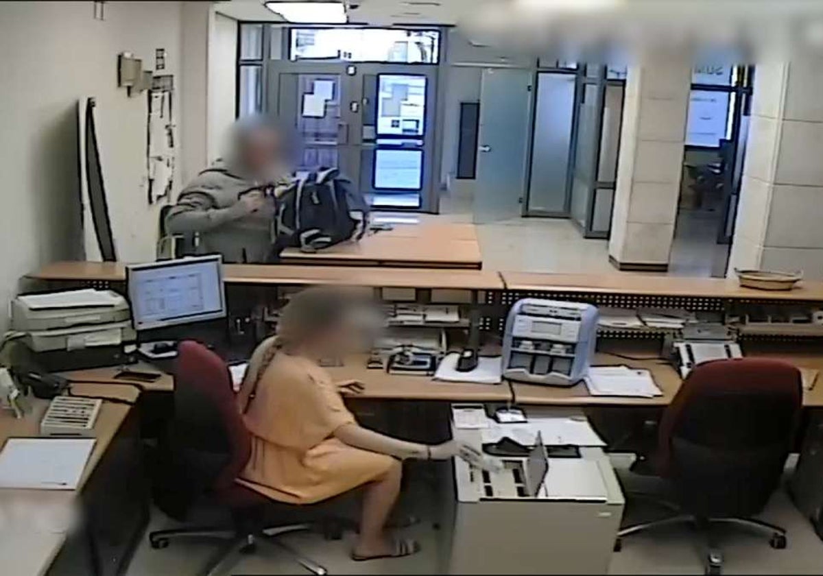 Imagen del momento del atraco en la oficina bancaria de Cabañas de la Sagra (Toledo)