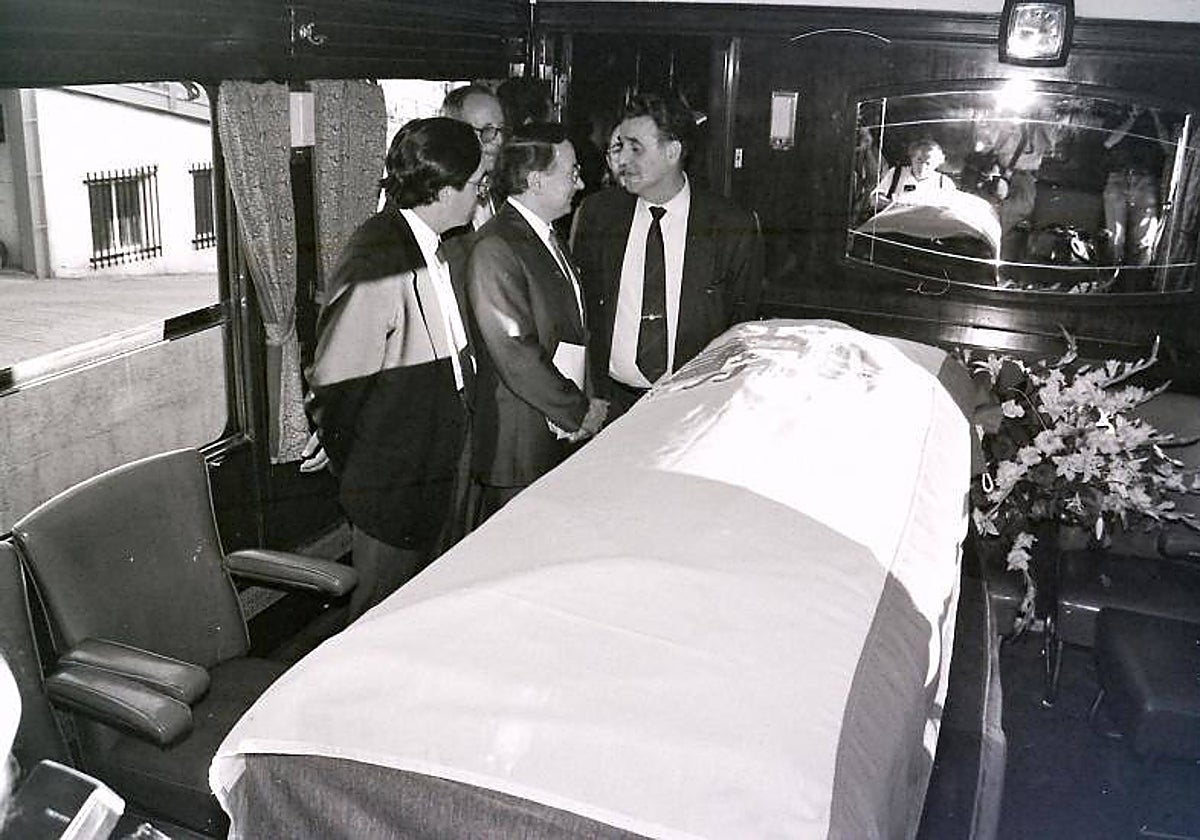 Rodríguez Sahagún despide los restos de Azorín antes de la salida del tren