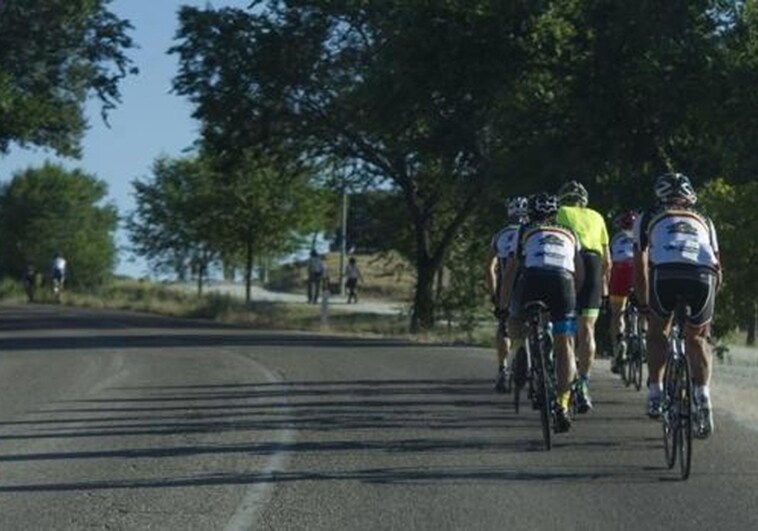 Imagen de archivo de un grupo de ciclistas en la carretera.