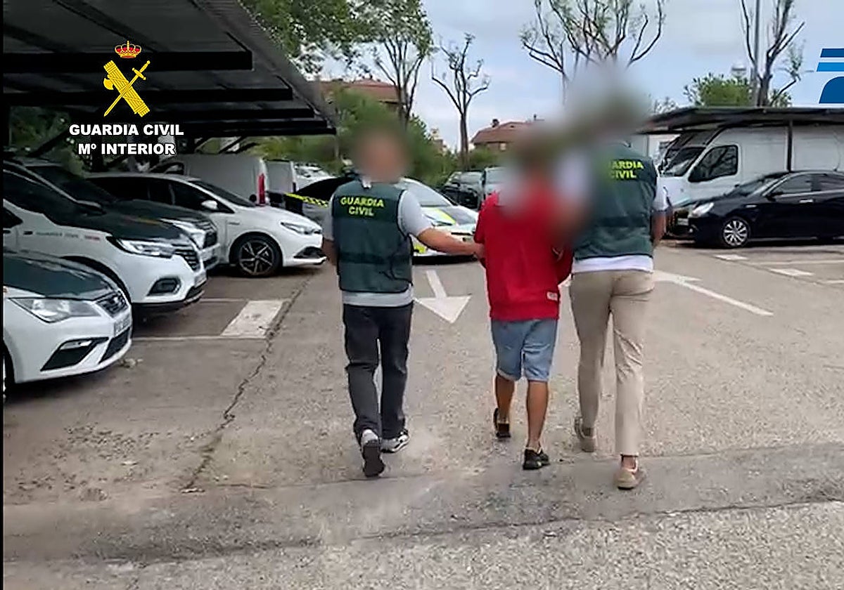 Imagen de la detención del presunto homicida por parte del equipo de la Guardia Civil desplazado a Madrid