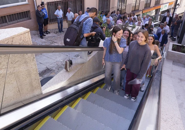 Jóvenes abulenses subiendo las escaleras mecánicas el día de su estreno