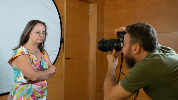 Mar Galcerán ante un fotógrafo en su primer día como diputada