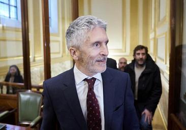 Acusan a Marlaska de prevaricación por condecorar a Conde-Pumpido con una 'roja' al mérito policial