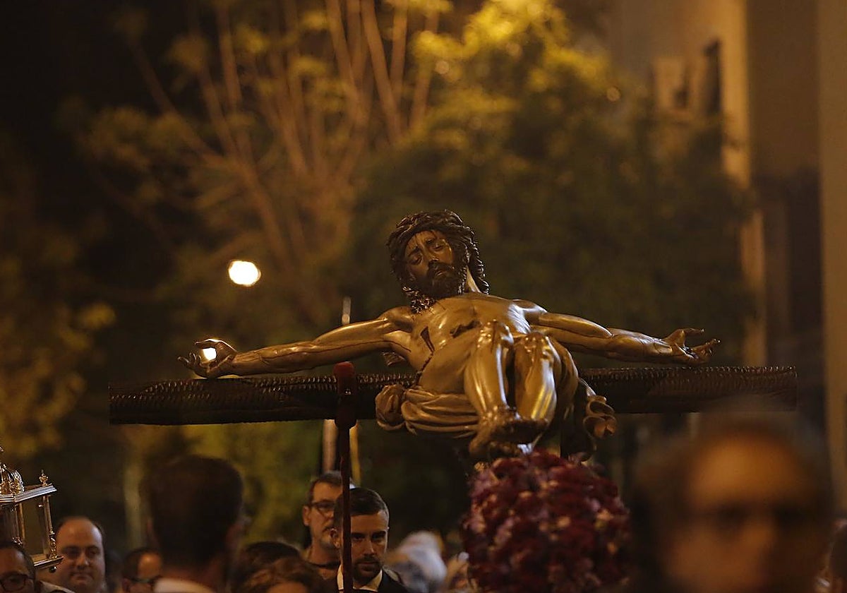 El Cristo de la Confianza, en el vía crucis por el barrio de Ciudad Jardín