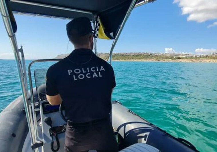 Un agente de la Policía Local de Elche patrulla la costa en una imagen publicada en sus redes sociales.