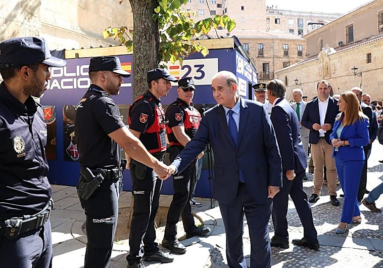 El director general de la Policía Nacional, Francisco Pardo,  en la inauguración de la exposición en Salamanca