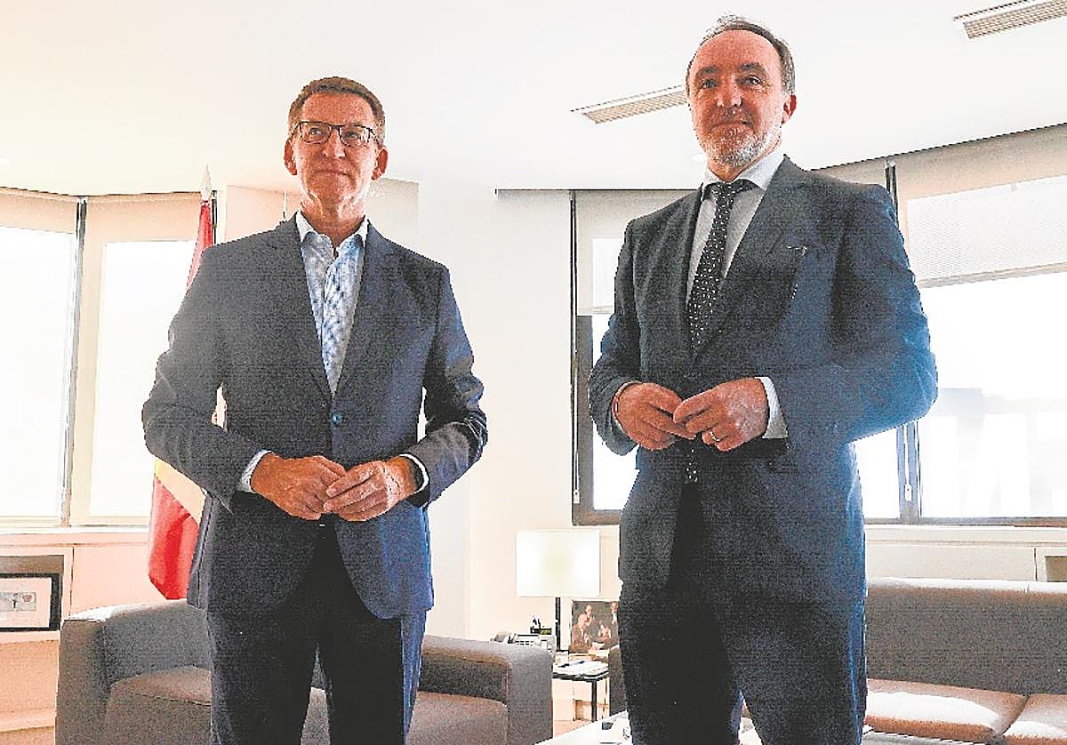 Alberto Núñez Feijóo (PP) y Javier Esparza (UPN), durante su encuentro para la investidura
