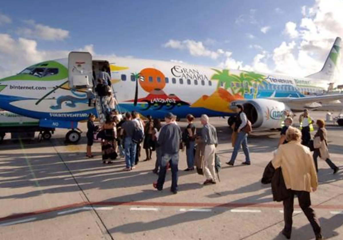 Pasajeros entran en un avión en el aeropuerto de Gran Canaria