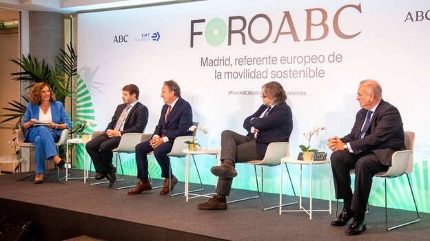 Yolanda Gómez moderó la primera mesa, con Medalla Jaime Rodríguez (Confebus/CEIM), Pablo Rodríguez Sardinero (Consorcio Regional de Transportes de Madrid), Miguel Ruiz (ATUC) y Alfonso Sánchez Vicente (EMT Madrid)