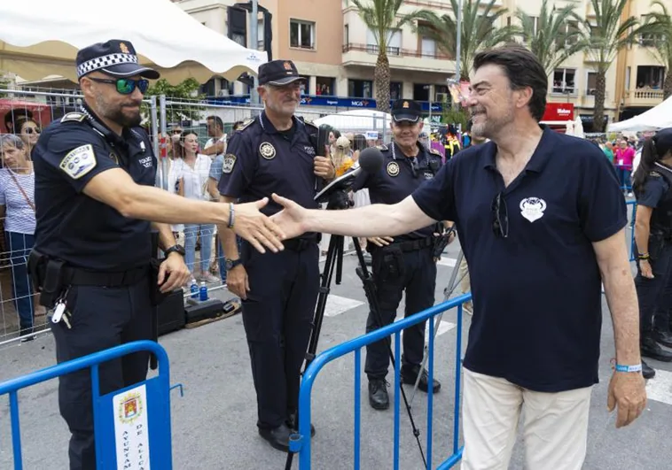 El alcalde de Alicante, Luis Barcala, saluda a los agentes de la Policía Local.