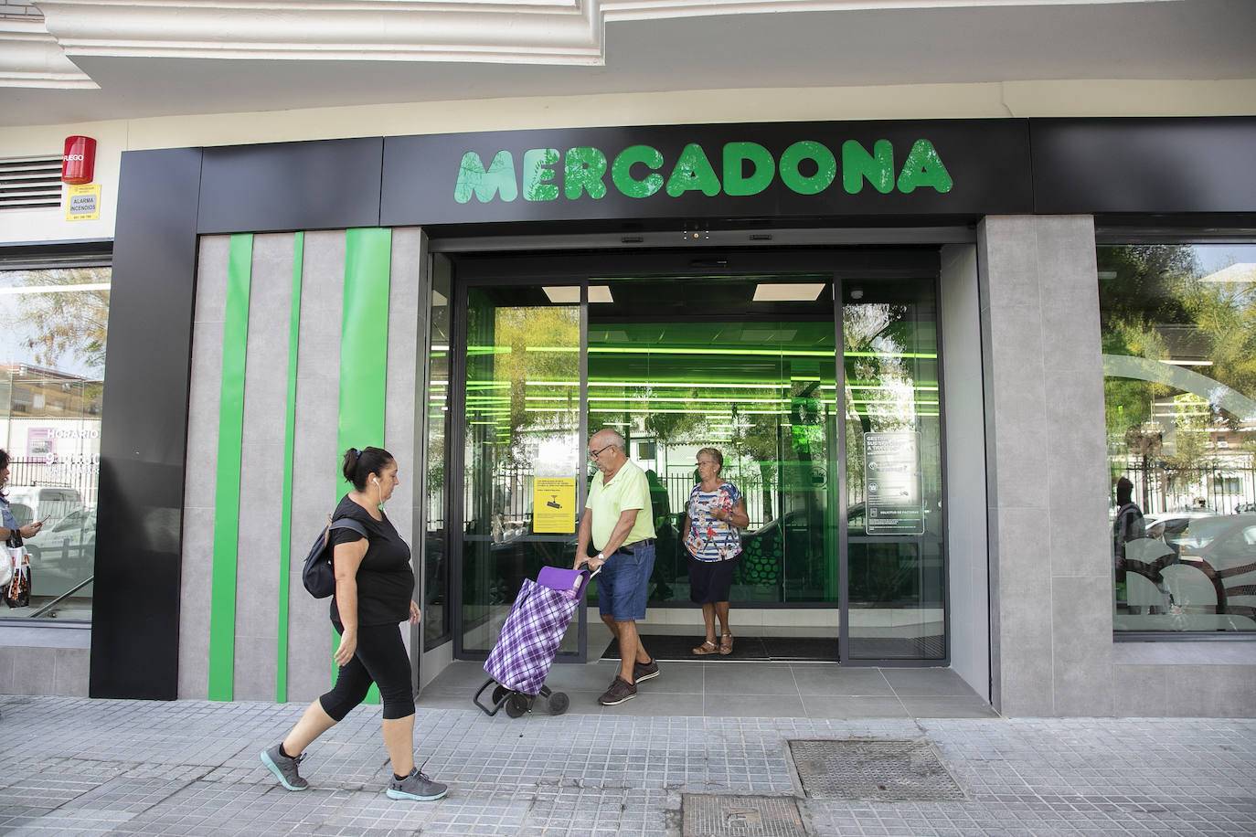 En imágenes, la esperada reapertura del Mercadona de Ronda de la Manca en Córdoba
