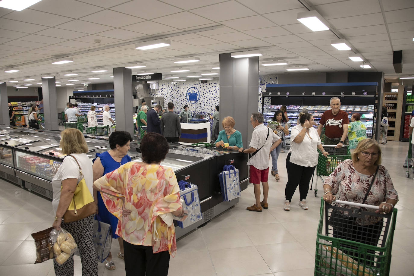En imágenes, la esperada reapertura del Mercadona de Ronda de la Manca en Córdoba