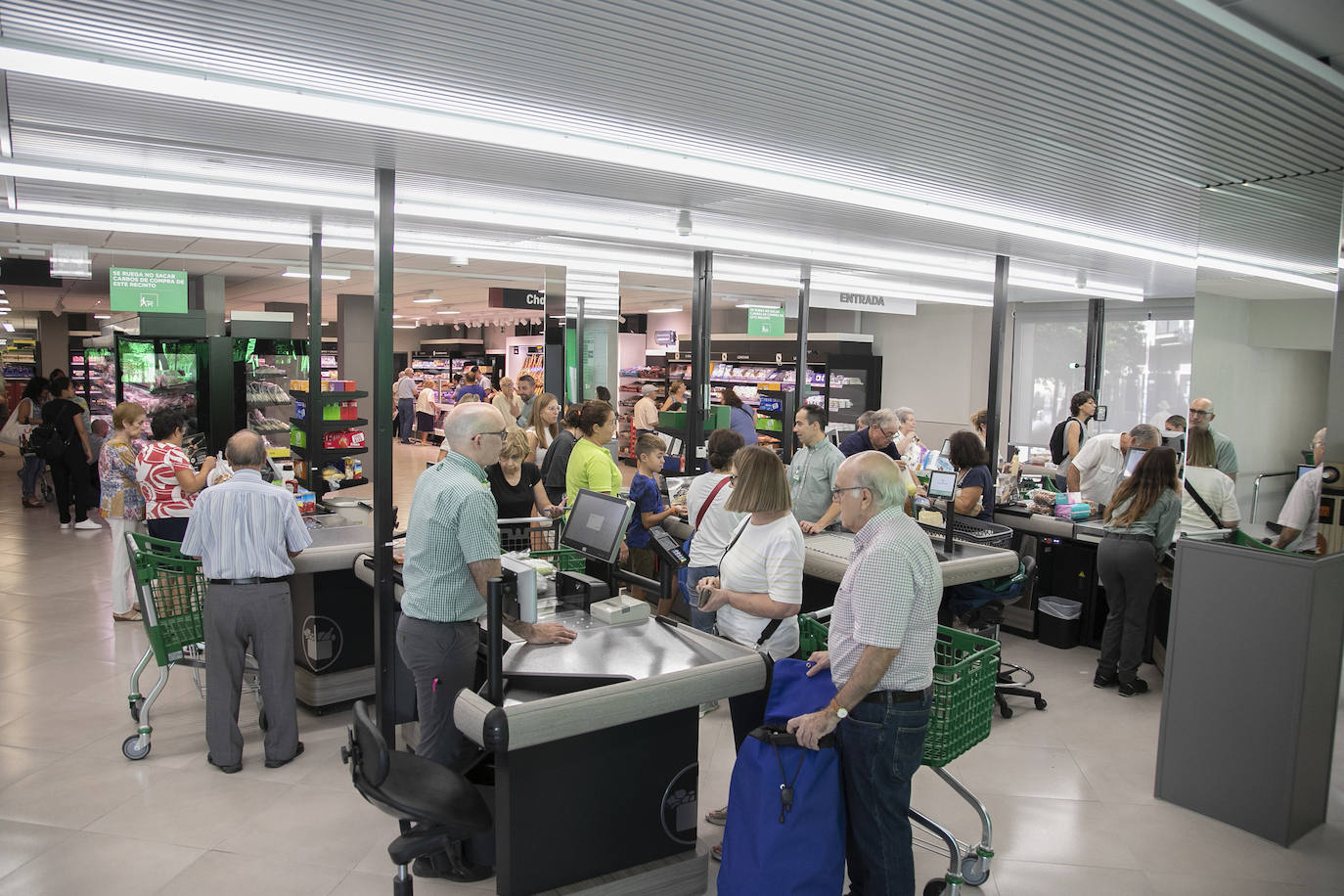 En imágenes, la esperada reapertura del Mercadona de Ronda de la Manca en Córdoba