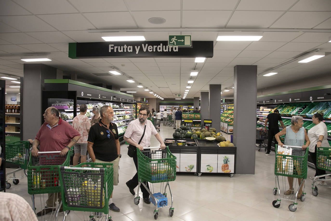 En imágenes, la esperada reapertura del Mercadona de Ronda de la Manca en Córdoba